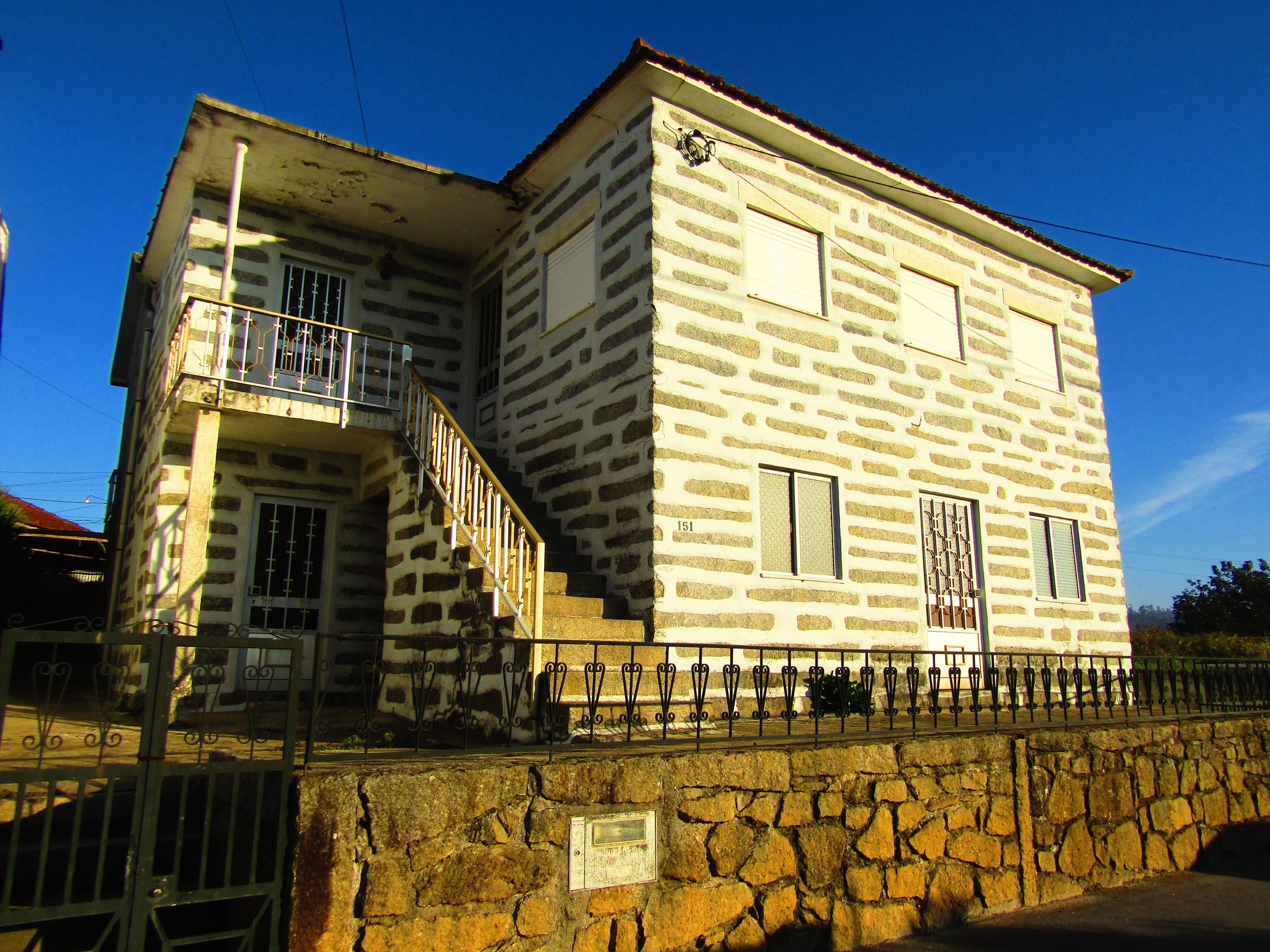 Moradia com 2 habitações no centro da cidade de Felgueiras